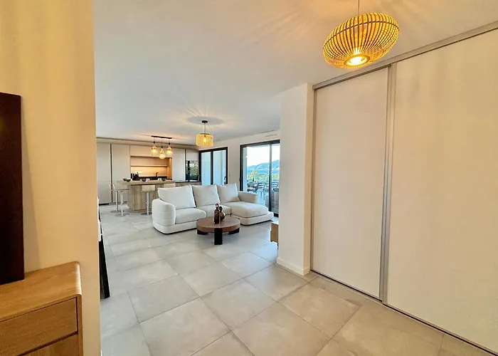 דירה Vue Royal Palm A13 *